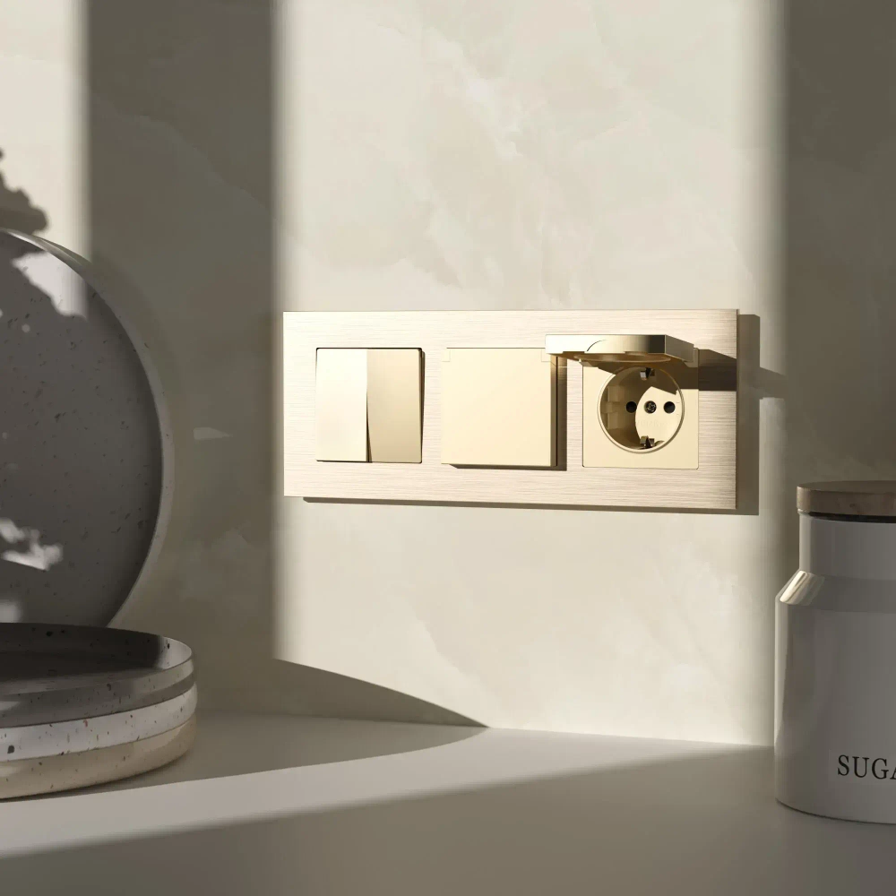 Розетка влагозащищенная с заземлением с крышкой и шторками (шампань) W1171211