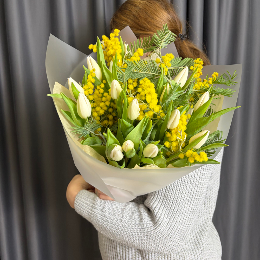 Белые тюльпаны и мимоза