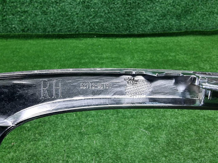 Молдинг переднего бампера Toyota Camry xv70 20-нв