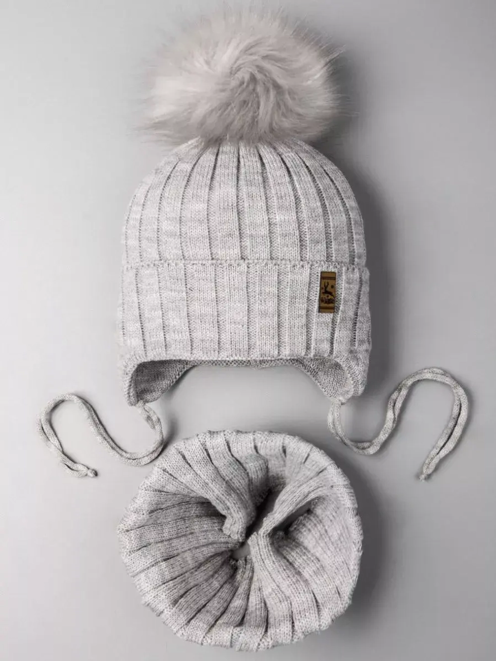 Шапка зимняя для мальчика на завязках и снуд