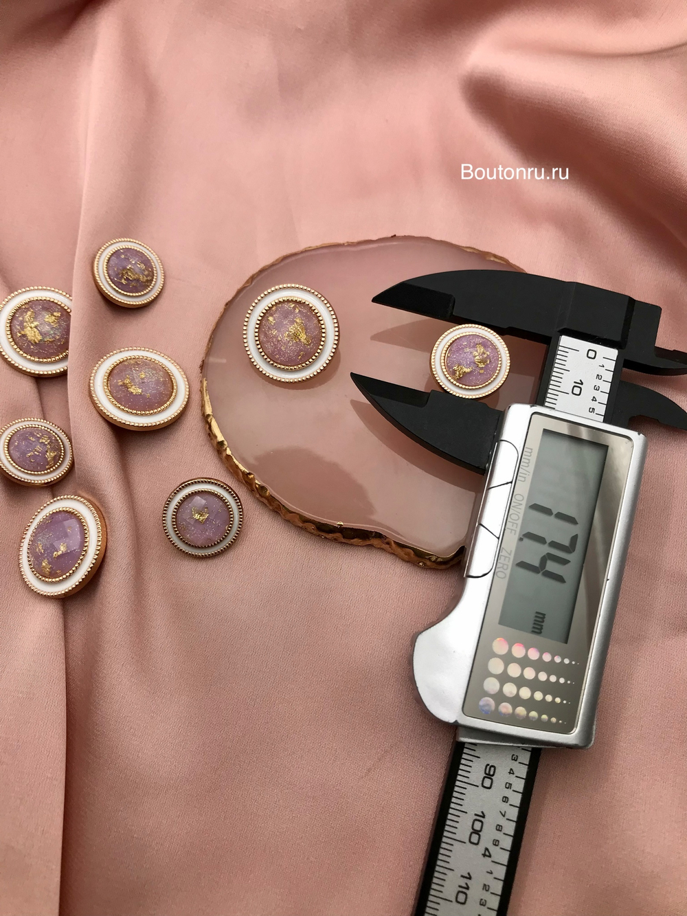 Пуговицы с белой эмалью в золоте и розово-золотистой серединкой с блестками