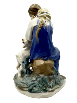Фарфоровая статуэтка "Сестрица Алёнушка с козлёнком" ЛЗФИ