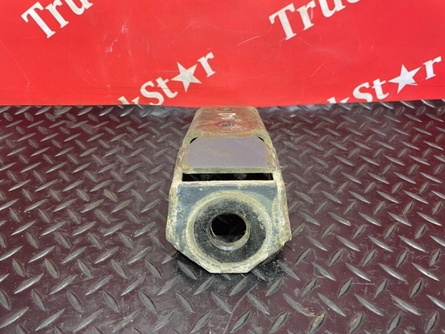 Кронштейн амортизатора переднего