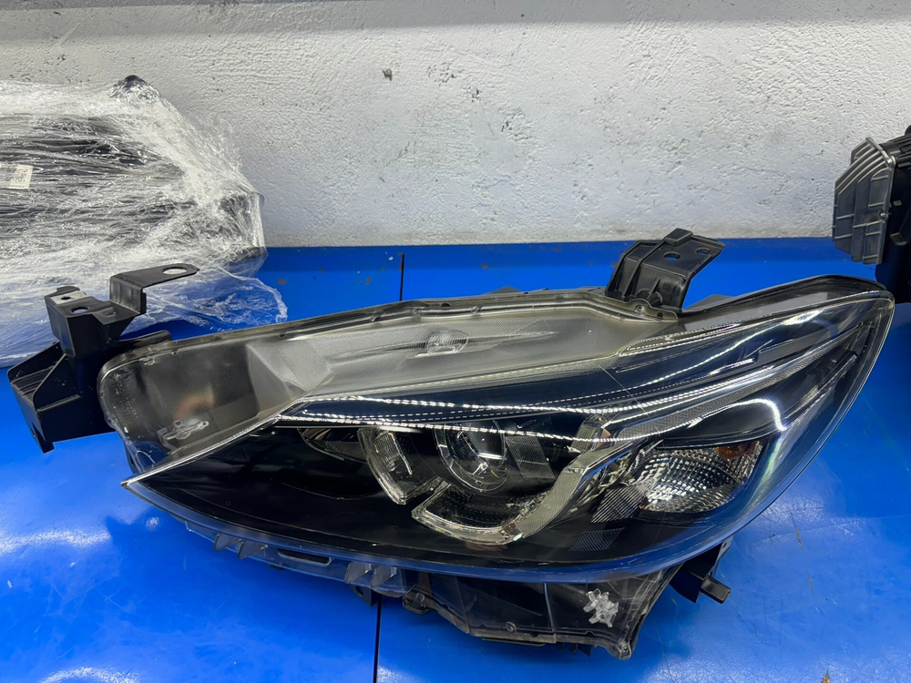 Оригинальная фара (левая/правая) Mazda 6 (Атенза/Артез) и Mazda 3 (Axela)