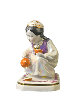 Фарфоровая статуэтка "Маленькая хозяйка" Дулево
