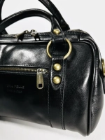 Женская сумка-саквояж из натуральной кожи черного цвета