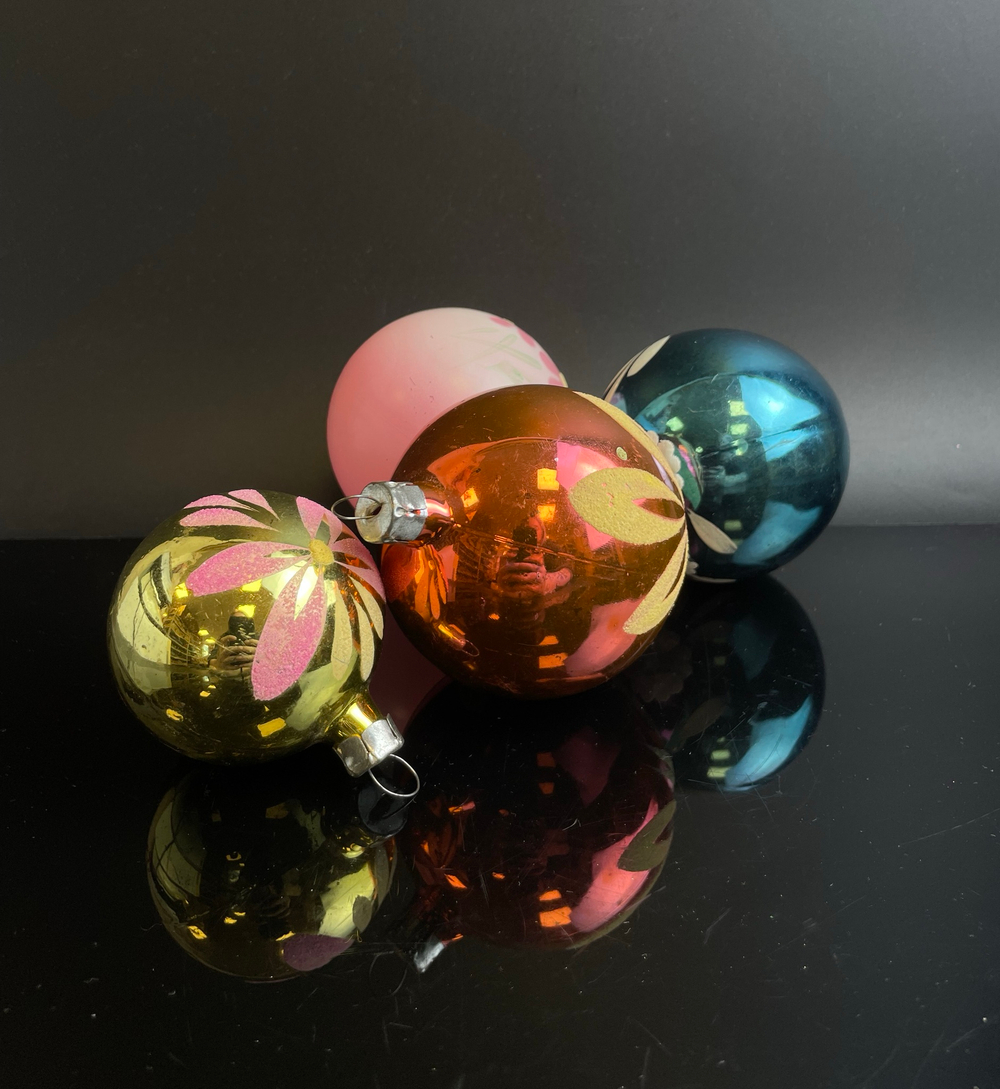 Ёлочные игрушки набор из 4 шариков, стекло, декор, роспись, яркие цвета, винтаж СССР 1970-1990 гг