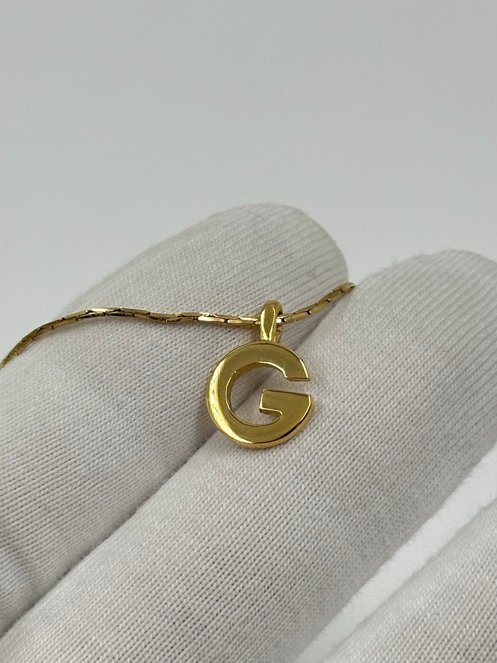 Кулон-лого Givenchy