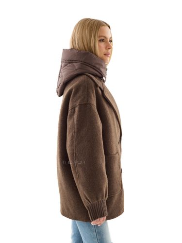 Шоколадное двубортное пальто с манишкой