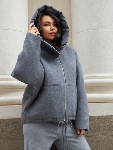 Серая куртка без утеплителя с объёмным капюшоном