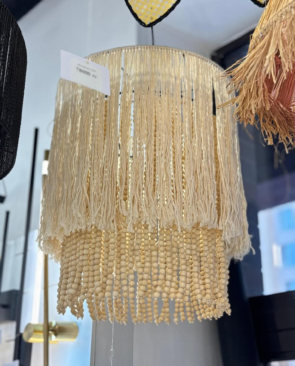 Подвесная люстра в натуральном стиле с многоярусной бахромой.