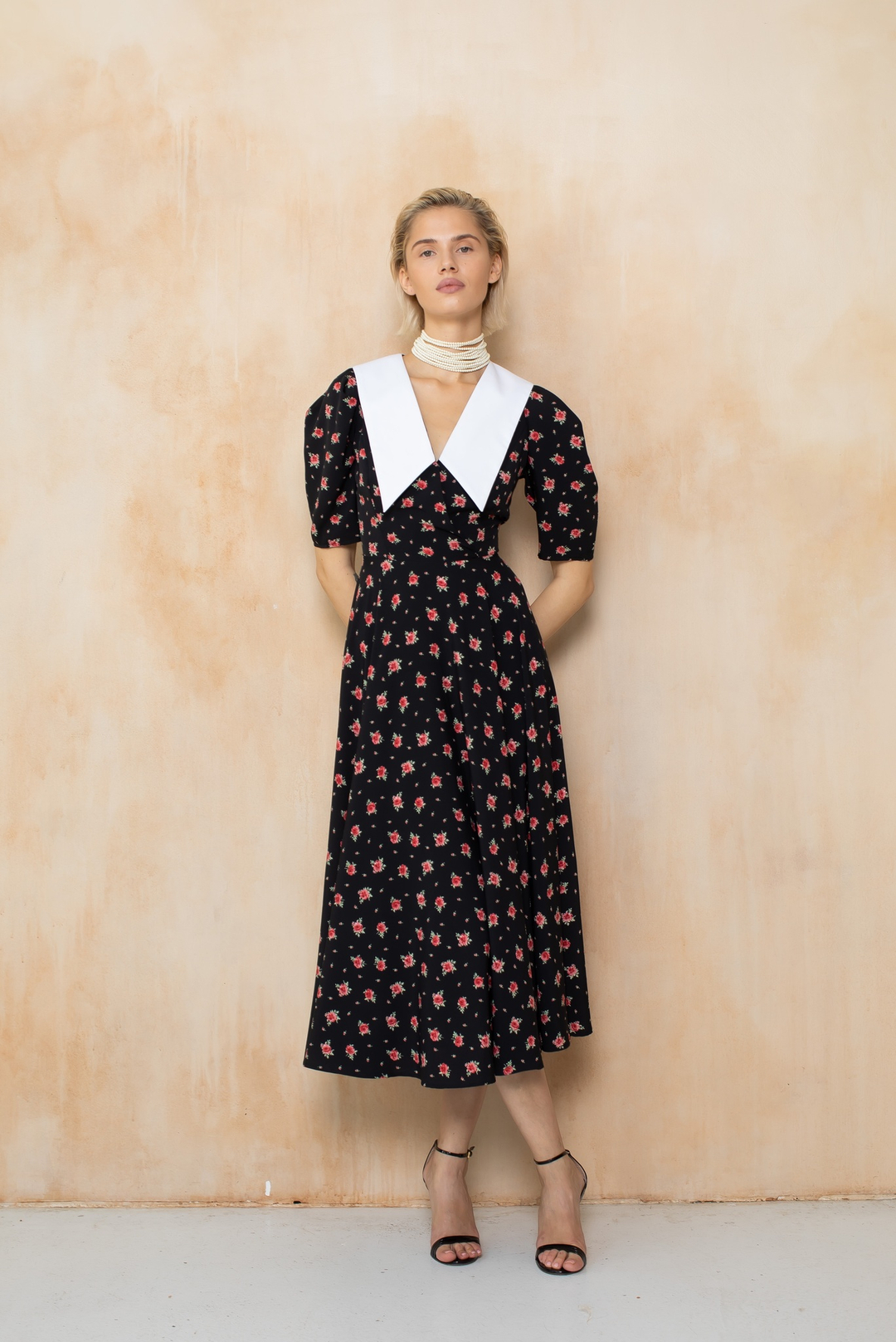 Платье с белым воротником