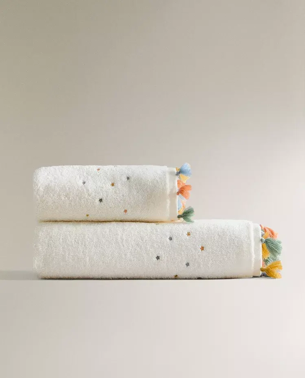 ZARA HOME ДЕТСКОЕ ПОЛОТЕНЦЕ С КИСТОЧКАМИ, ЖЕЛТОВАТО-БЕЛЫЙ