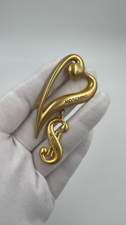 Брошь Сердце с подвеской Доллар Moschino
