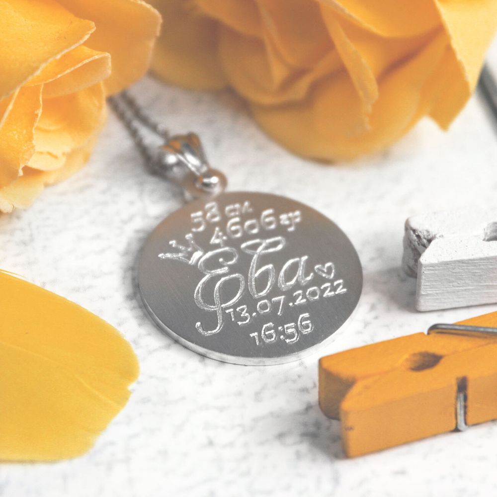 Кулон из серебра с гравировкой имени и метрики ребенка на заказ