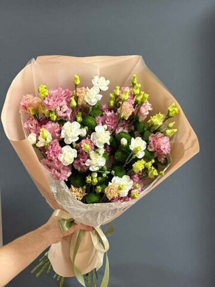 Букет из Эустомы, Кустовых Диантусов и Хризантемы Делигрин