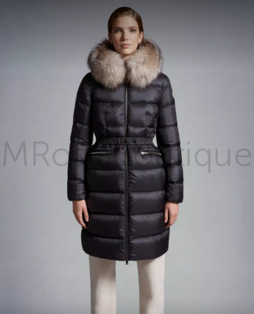 Черный длинный пуховик Moncler Boedic с меховой отделкой