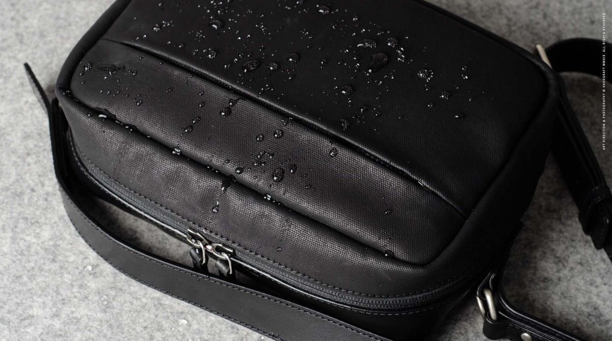 Hard Graft All-Rounder Black Coated — наплечная сумка