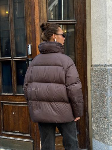 Короткий шоколадный пуховик с мехом енота