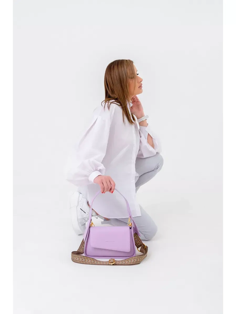 Сумка кросс-боди через плечо с широким съемным ремнем.