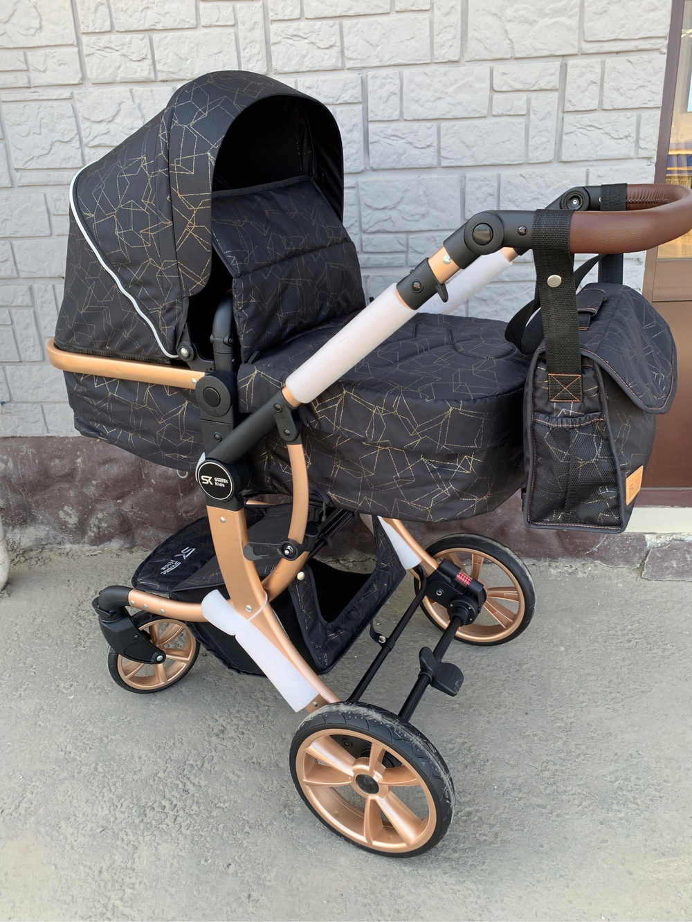 Коляска-трансформер Sweet Kids 608 2в1 Чёрный текстиль на золотой раме