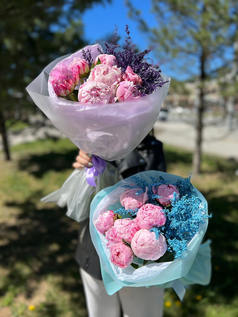 Букет из 7 пионов с солидаго