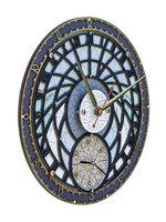 Фронтальный вид настенных часов WOODandROOT «Башня Волшебника» с двойным циферблатом и декоративным рисунком, выполненным вручную.