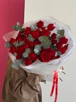 Моно букет из кустовых красных роз и эвкалипта