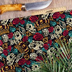 Ткань блэкаут кости, розы, бриллианты и короны на чёрном фоне