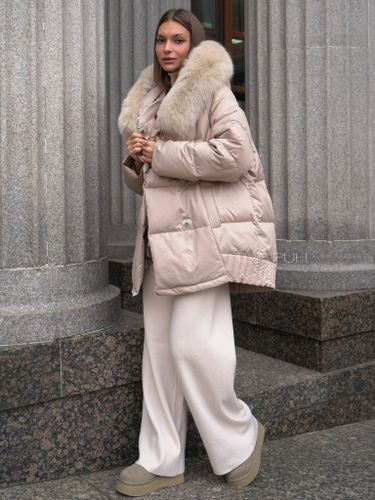 Бежевый пуховик с капюшоном и мехом песца