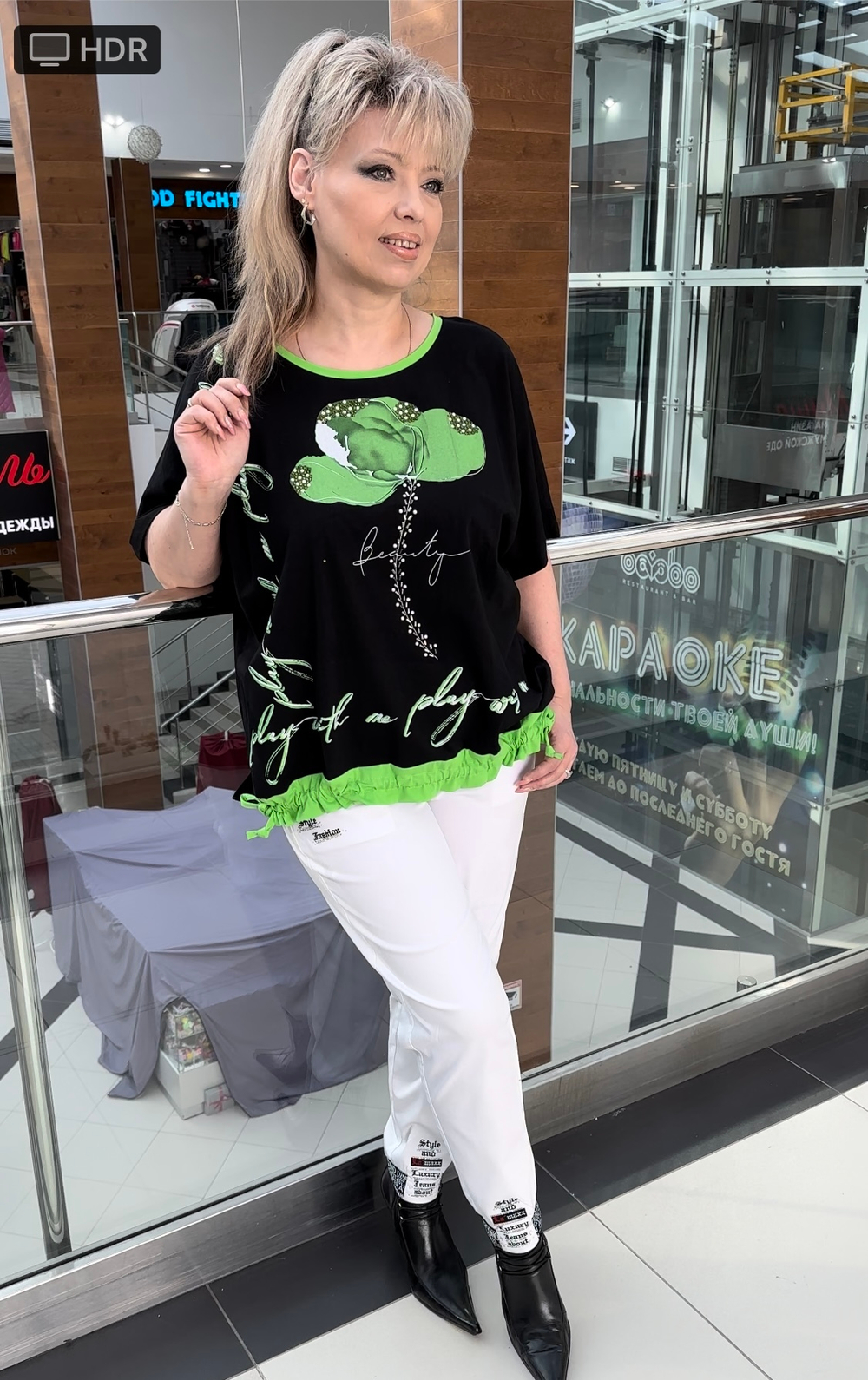 Нарядный белый блузон с кулиской и зеленым принтом