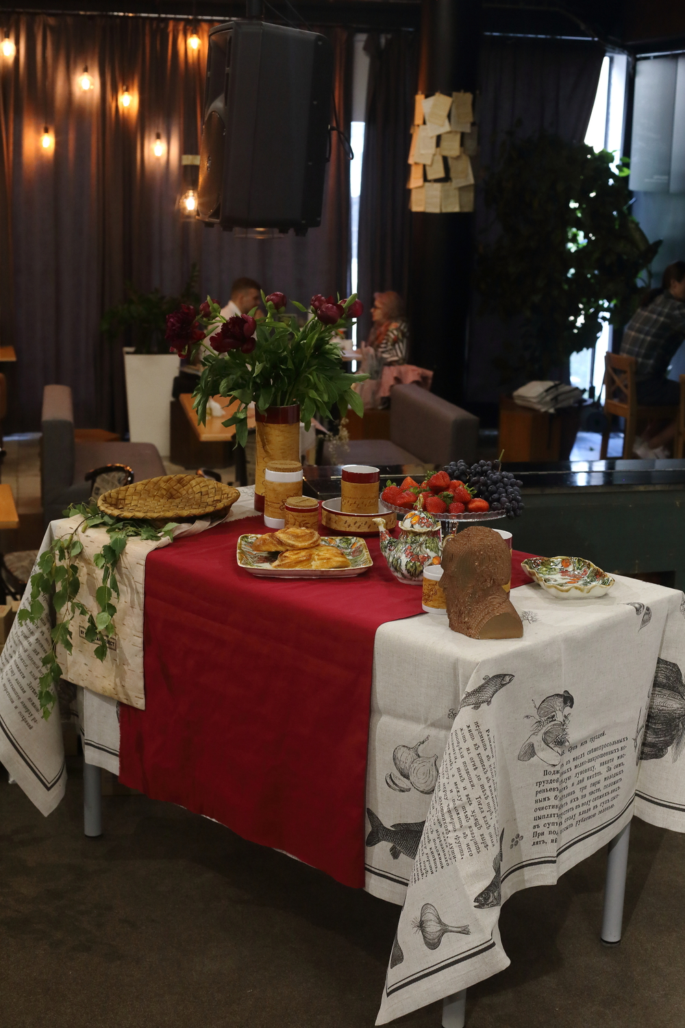 Кружка большая фарфоровая без ручки c берестой и с цитатами Достоевского. Dostoevsky forever.