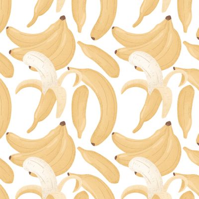 Спелый банан, целый и очищенный от кожуры. Сладкие фрукты. Набор ярких вкусных тропических фруктов. Банановый паттерн.