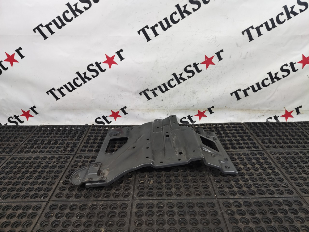 Кронштейн брызговика правого 2020г