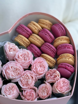 «Сердце» с пионовидными кустовыми розами, эвкалиптом и яркими макарунс от Флора Маркет, размер M