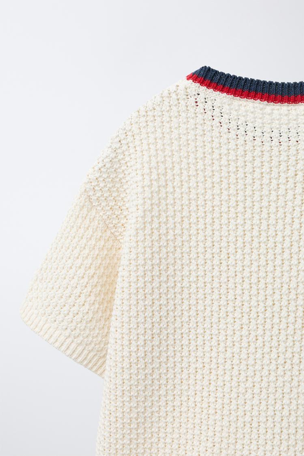 ZARA ФУТБОЛКА ИЗ РЕЛЬЕФНОЙ ТКАНИ С КОНТРАСТНЫМ ВОРОТНИКОМ, ЭКРЮ