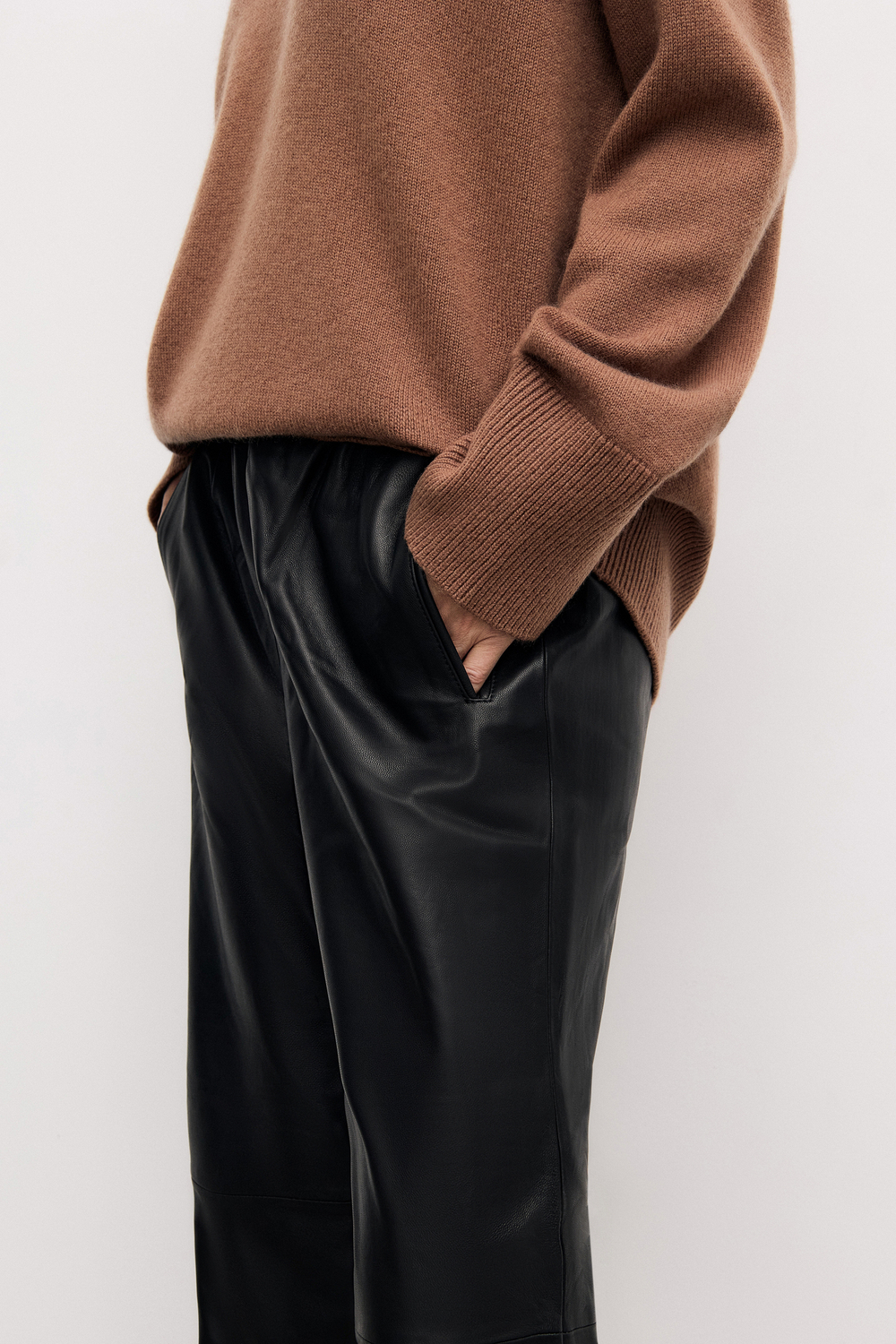 Trousers with elastic band black color