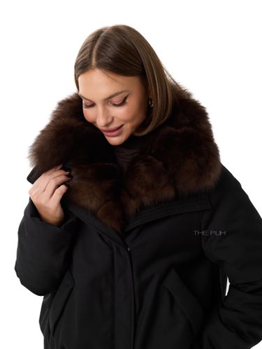 Короткая черная парка с песцовым воротником