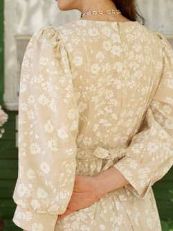 Платье миди с вырезом