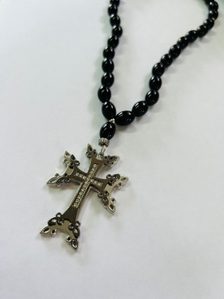 Игрушка-Подвеска на зеркало заднего вида - ЧЕТКИ ЭМАЛЬ Черные - КРЕСТ МЕТАЛЛ 2D зол+серебр (стразы)