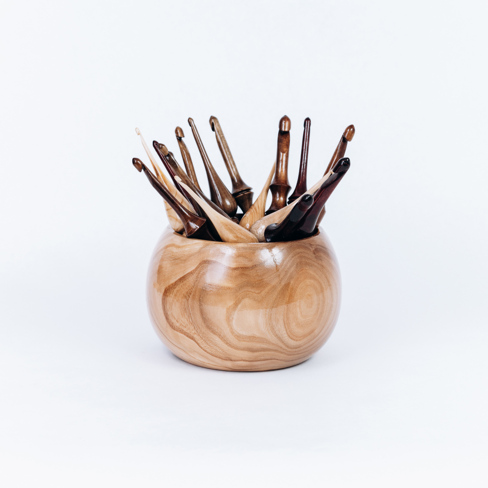 Вязальные крючки (17 шт) из разных пород древесины в комплекте с клубочницей. KN10