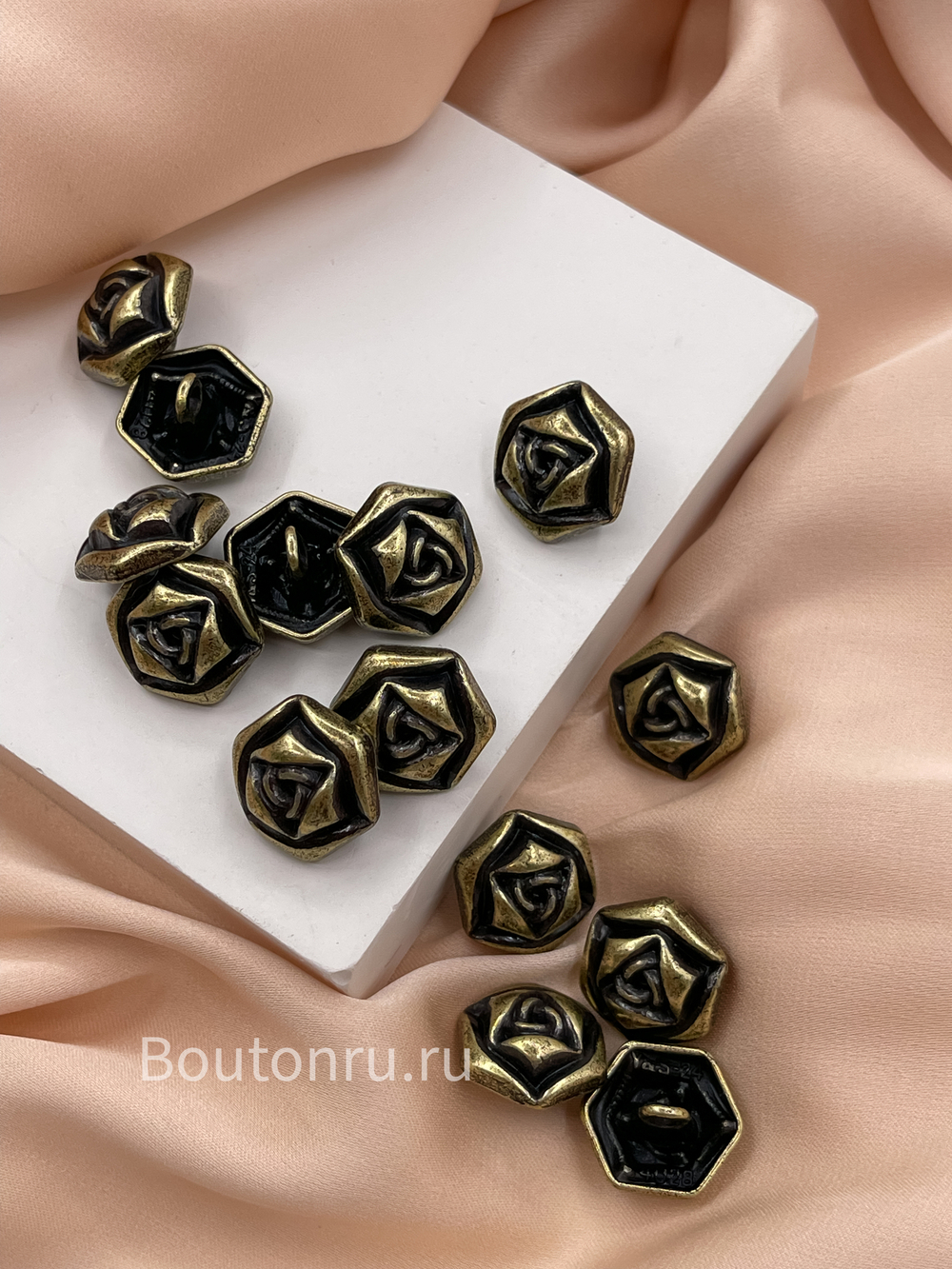 Пуговицы металлические бронзовые с чернением в форме "цветка розы"