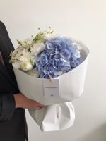 Авторский букет в бело-голубых оттенках