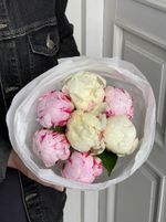 Букет 7шт белых и розовых пионов