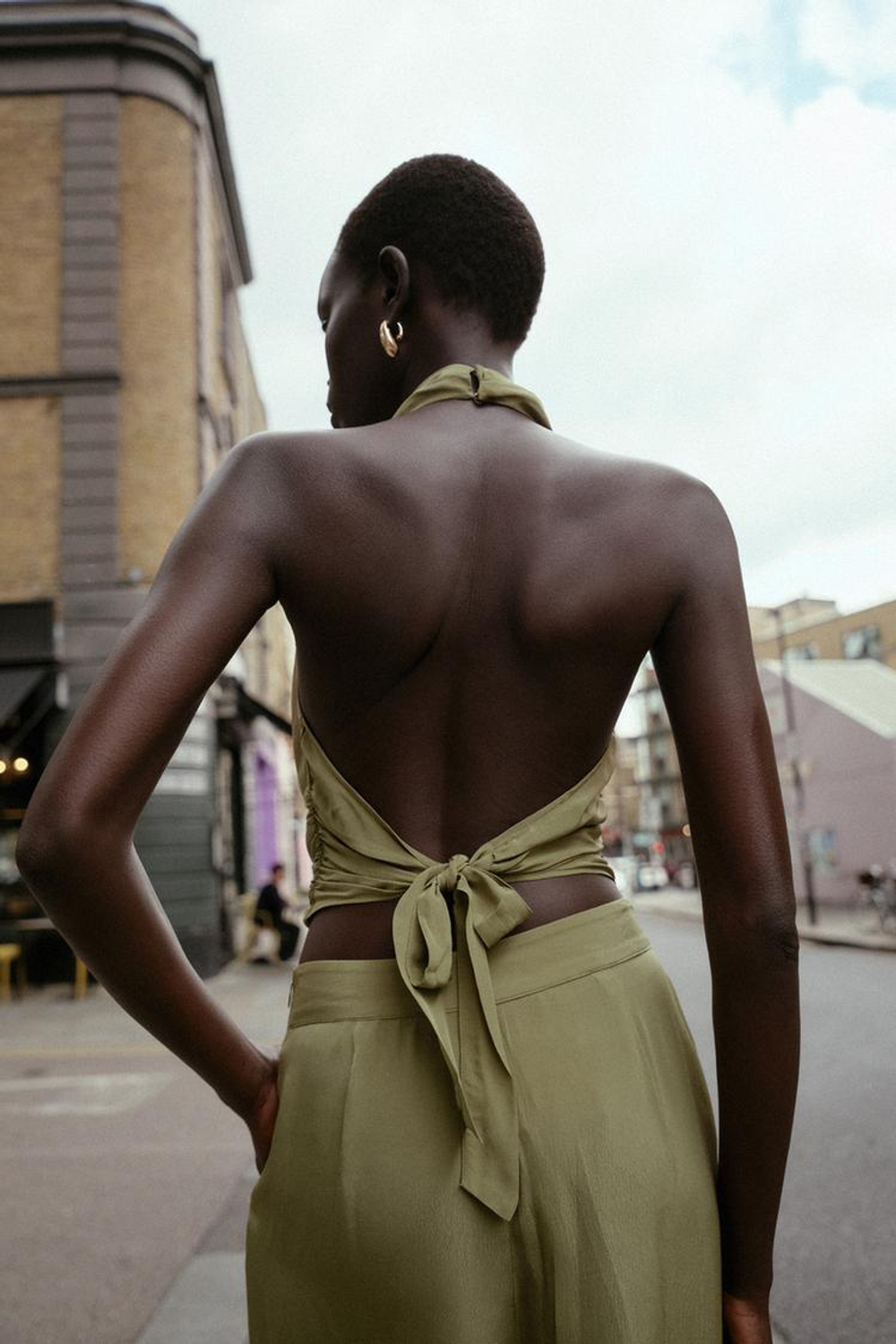 ZARA ТОП С ГОРЛОВИНОЙ ХАЛТЕР, ФУРНИТУРОЙ, УЗЛОМ И ОТКРЫТОЙ СПИНОЙ, СВЕТЛЫЙ ХАКИ