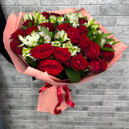 Букет красных роз с альстромерией