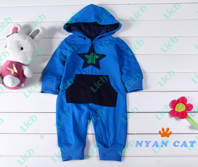 Комбинезон на молнии с карманом и аппликациями звезд и цветов