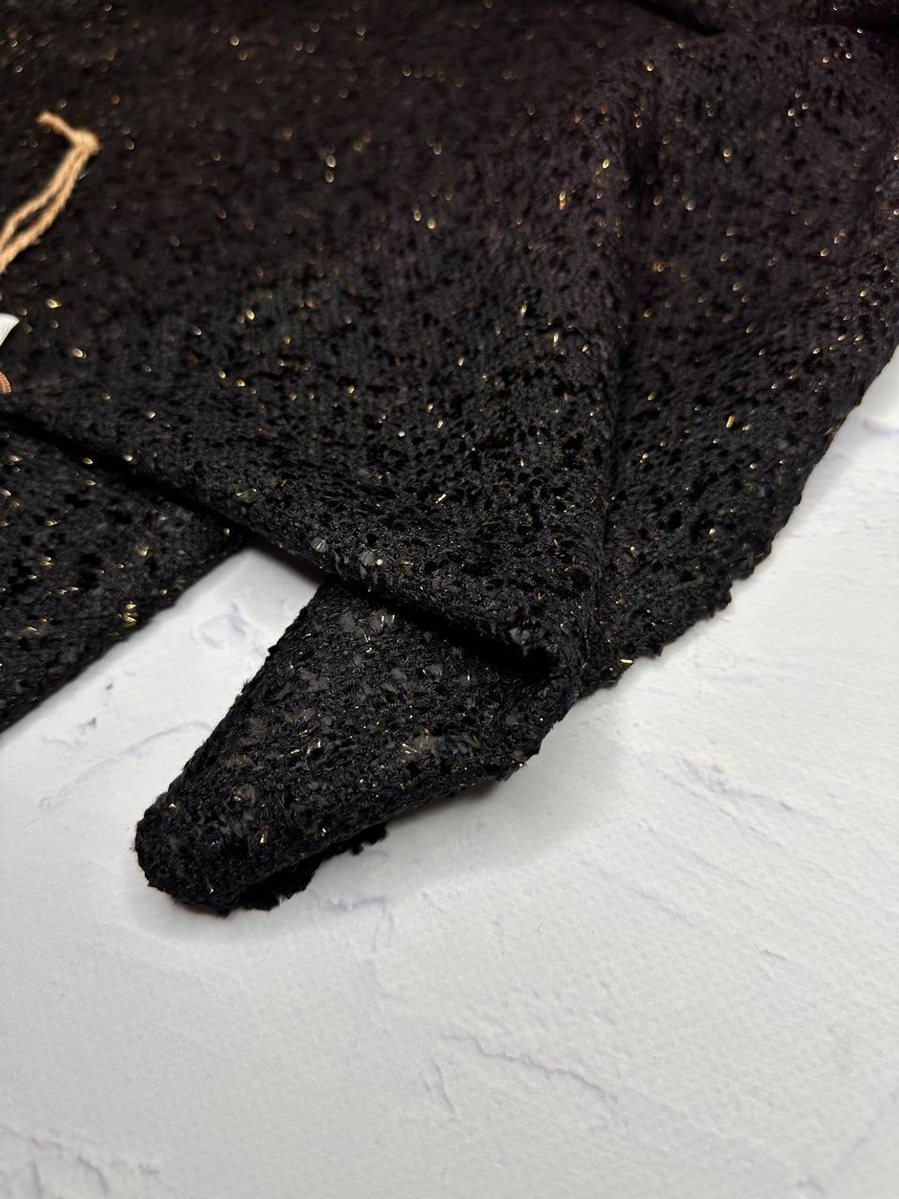 Костюмно-плательный смесовый твид с люрексом (Versace, 70%вискоза/10%люрекс/20%полиамид, Черный фон/золотые вспышки, 127, 476 гр/м2)