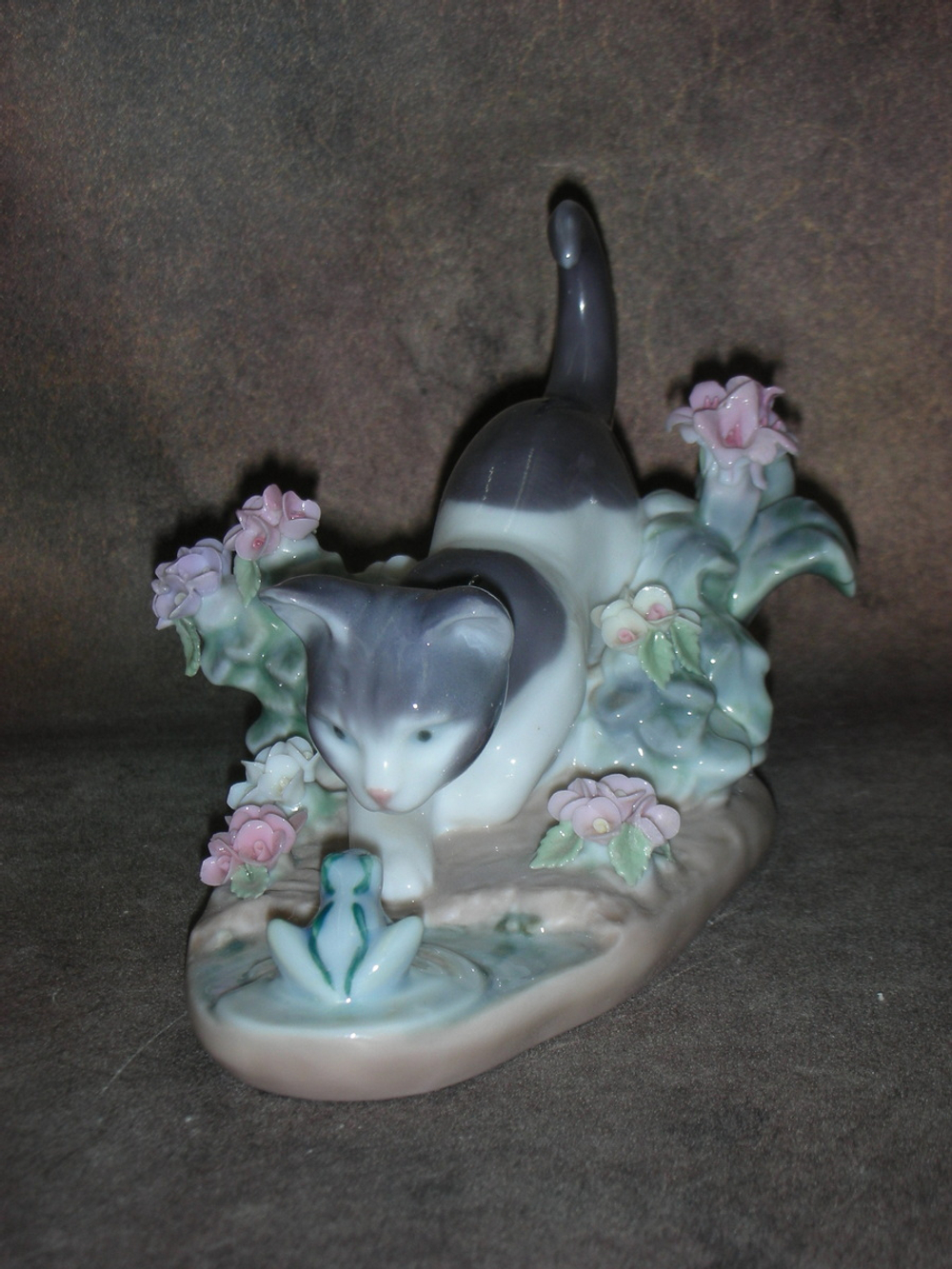 Статуэтка. Фарфор. Противостояние Котёнка и Лягушонка. Lladro. Испания