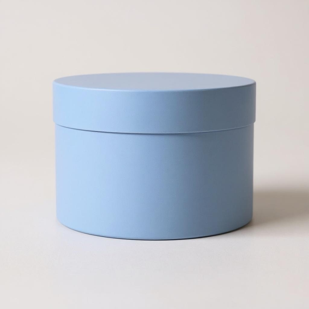 Плотная короткая круглая коробка(без ручек).Цвет: Нежно голубой.